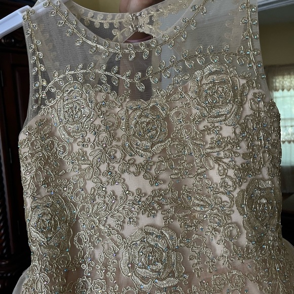 Girl’s gold dress size 10 - Picture 5 of 7